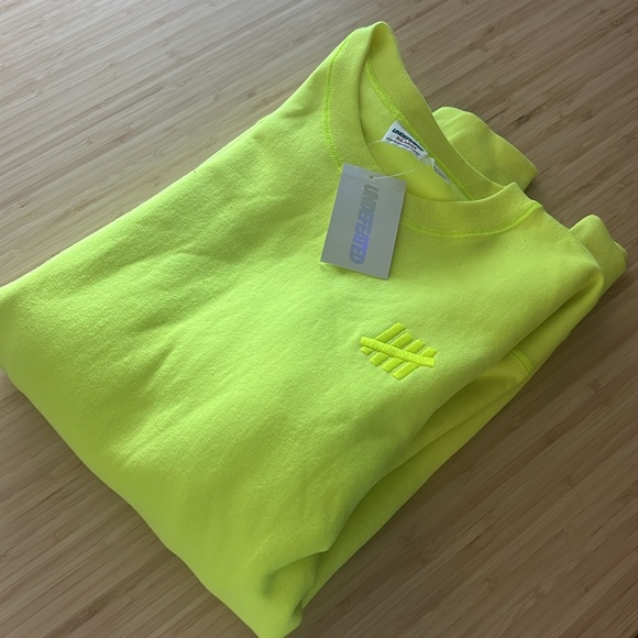 Brand  new with tags undefeated pull over sweat shirt in neon yellow - Picture 3 of 15